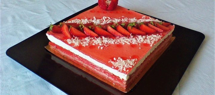 Gâteau aux fraises, mousse de coco et confit de fraises