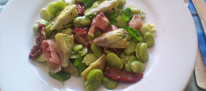 Salade fraîche de fèves aux coeurs d’artichauts et tomates confites
