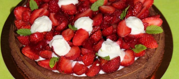 Fantastik fraises chantilly menthe, confit de fraises et biscuit chocolat